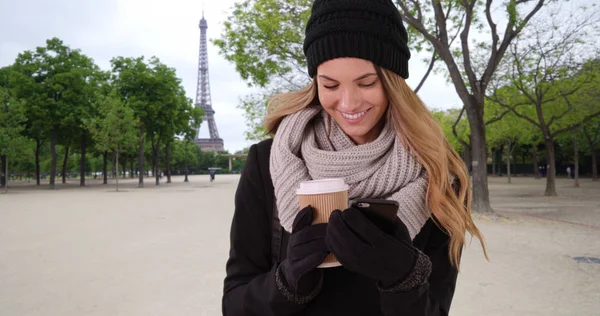 Pariser Mädchen Mit Ihrem Kaffee Die Über Den Text Ihrer — Stockfoto