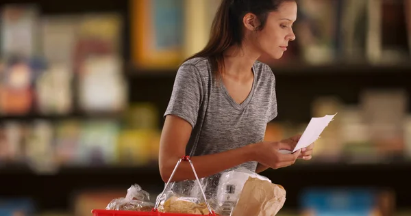 Bastante Mujer Cliente Leyendo Lista Supermercados Busca Artículo —  Fotos de Stock