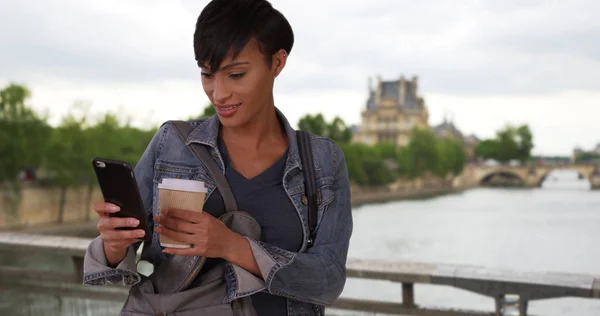 Beleza Afro Americana Paris Verificando Smartphone Bebendo Café — Fotografia de Stock