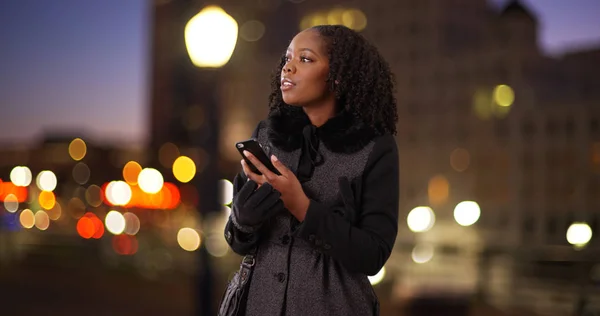 Mujer Afroamericana Millennial Sosteniendo Teléfono Ciudad Por Noche — Foto de Stock