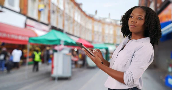 Attraktive Geschäftsfrau Auf Populärem Brixton Street Market Mit Tablet — Stockfoto