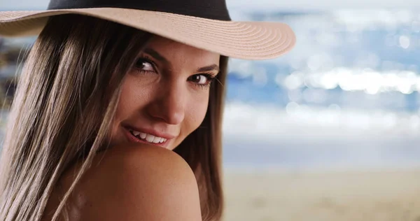 해변에서 그녀의 너머로 모자를 여자의 — 스톡 사진