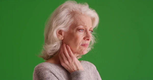 Triste Anziana Donna Caucasica Guardando Preoccupato Fuori Schermo Sullo Schermo — Foto Stock