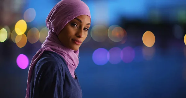 Svart Kvinna Hijab Textning Telefon Roterande Att Mot Kameran Kväll — Stockfoto