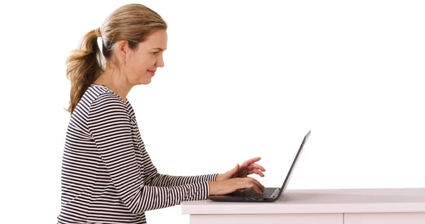 Perfil Mujer Caucásica Sentada Mesa Trabajando Laptop —  Fotos de Stock