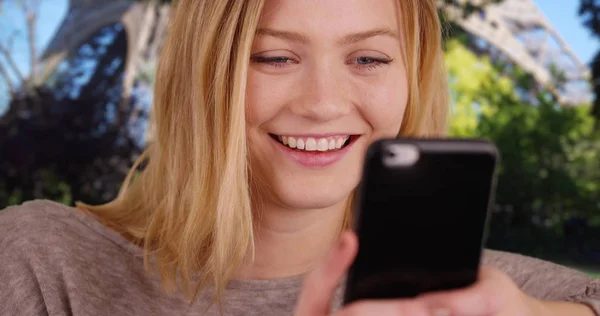 Kaukasische Meisje Haar 20S Texting Buurt Van Eiffeltoren — Stockfoto