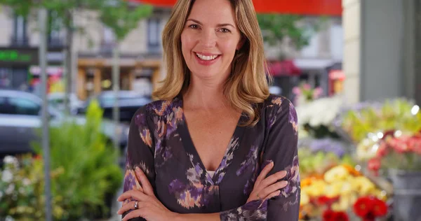 Portrait Femme Caucasienne Devant Fleuriste Paris — Photo