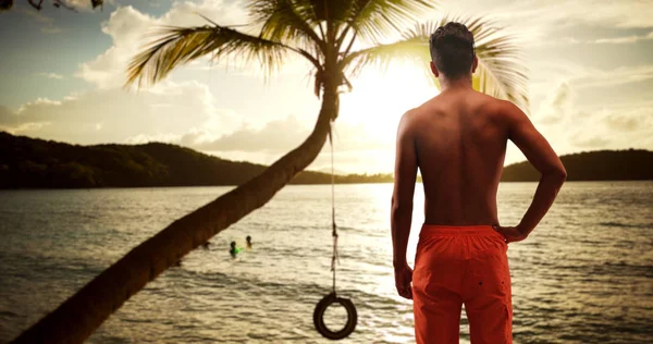 Hombre Latino Milenario Vacaciones Tropicales Disfrutando Puesta Sol Vacaciones —  Fotos de Stock