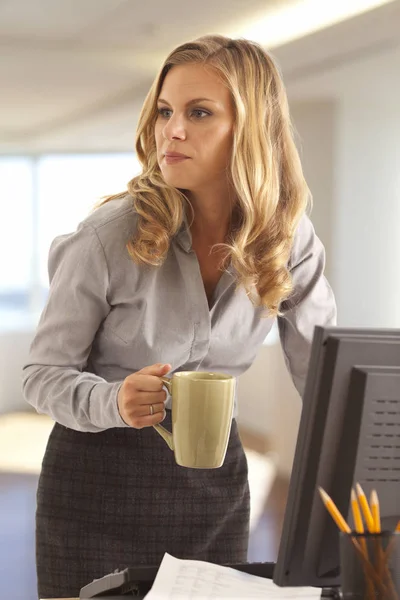 Mujer Negocios Escritorio Con Café Interior Edificio Oficinas —  Fotos de Stock