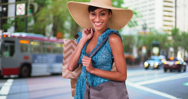 Mulher Sorridente Com Sacos Compras Sobre Ombro Vestindo Cidade São — Fotografia de Stock