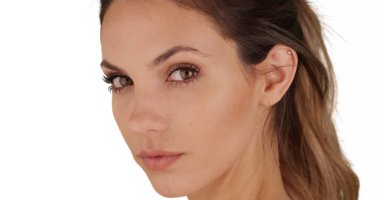 Çok güzel genç bayan beyaz kopya alanı kameraya doğru dönerek sıkı atış