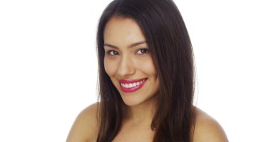 Güzel genç Meksikalı kadın kameraya bakıyor