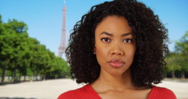Paris'te kasvetli dışında seyir siyah genç bayan France Eiffel Tower yakınındaki