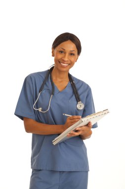 Kameraya gülümseyen ve panoya yazma mutlu bin yıllık kadın doktor
