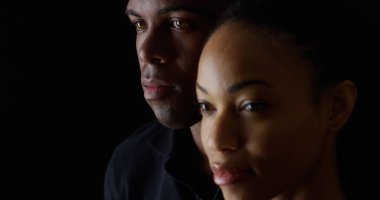 Dramatik raf odak Afro-Amerikan erkek ve kadın siyah arka plan üzerine arasındaki