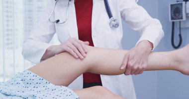 Kaza yaralanma sürdürülmesi sonra muayene diz sahip genç kadın kadın