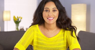 Casual Meksikalı kadın kamera için söz