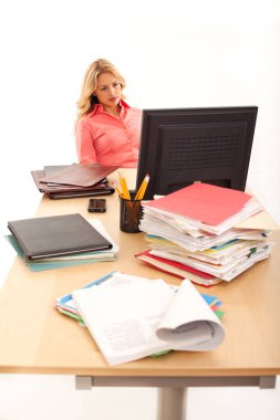 Genç işkadını bilgisayarda arıyorum