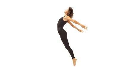 Beyaz arka plan üzerinde izole yoga yaparken kadın