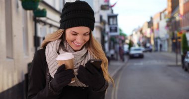 Erkek arkadaş metni gülüyor kahvesini olan kadın