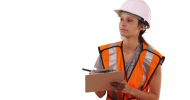 Kadın inşaat işçisi güvenlik yeleği Pano beyaz arka plan üzerinde kullanır.