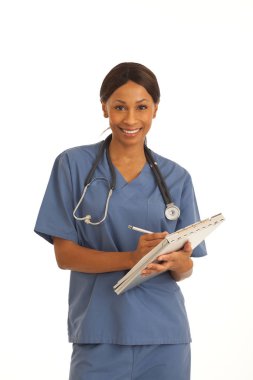 Kameraya gülümseyen ve panoya yazma mutlu bin yıllık kadın doktor