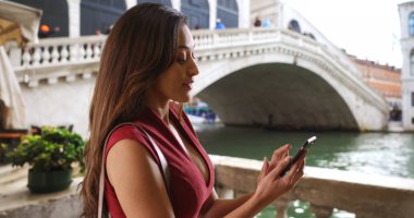 Venedik çekici gülümseyen genç Latina kadın manifatura yan görünüm