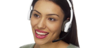 Konuşan ve gülen Meksikalı kadın telemarketer
