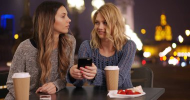 Güzel sarışın kız arkadaşı Pont Alexandre III ile Smartphone Resimleri paylaşma