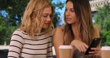 İki arkadaş smartphone Eyfel Kulesi önünde paylaşımı görünümü Kapat