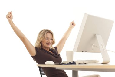 Genç iş kadını masada germe