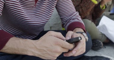 Adam manifatura onun cep telefonuyla closeup