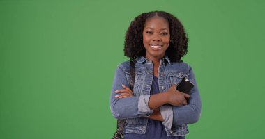 Siyah kadın kolları olan holding telefon yeşil ekran kameraya gülüp geçti