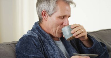 İyi görünümlü beyaz adam çay içme