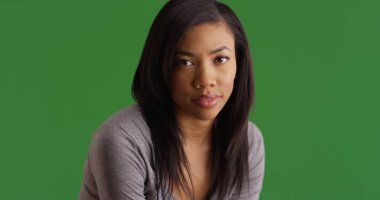 Yeşil ekran üzerinde düz saçlı güzel siyah erkek portresi