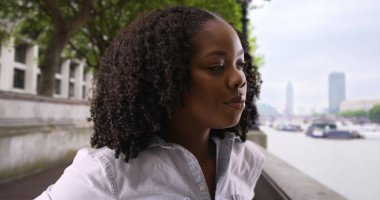 Londra'da Thames Nehri manzaralı hayran çekici siyah kadının yakın çekim