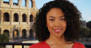 Büyüleyici Afrikalı kadın kamera Roma Colosseum civarındaki bakarak bin yıllık