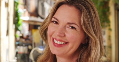 Gülüyor ve dışarıda gülümseyen beyaz bir kadın portresi kapatın