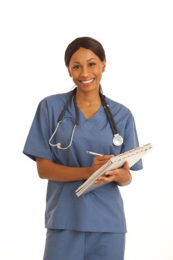 Genç profesyonel doktor önlük giymiş ve notlar yazmak için Pano'yu kullanıyor