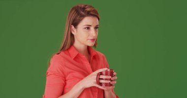 Yeşil ekran üzerinde kahve içme 20'li genç kadın