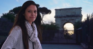 Sırt çantasını güneş batarken sokakta duran güzel bir kadınla İtalya