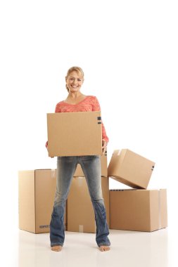 karton kutu tutan genç kadın