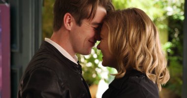 Açık havada bir öpücük çalmak mutlu bin yıllık çift