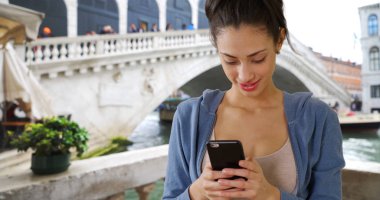 Venedik İtalya akıllı telefon kullanan sevimli gülümseyen Latina kadın