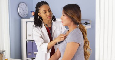 Afrika kökenli Amerikalı Doktor kalp ve akciğerler Asya hastanın dinlerken