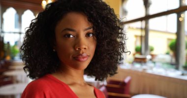 Genç bayan derin düşünce kamera Restoran ortamda karşı karşıya siyah