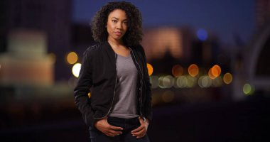 Şehir geceleri sokak üzerinde gururla poz kadın genç çekici siyah