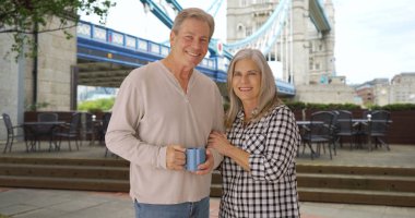 Olgun beyaz çift aşık kendilerini Tower Bridge zevk 
