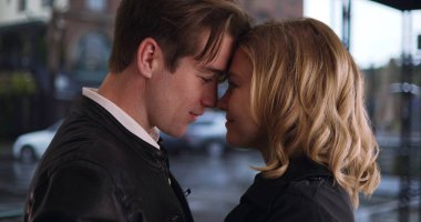 Çekici beyaz erkek ve kadın, bir öpücük açık havada ortamda