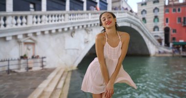 Elbise rüzgarda Grand Canal İtalya tarafından iterek seksi Latina erkek
